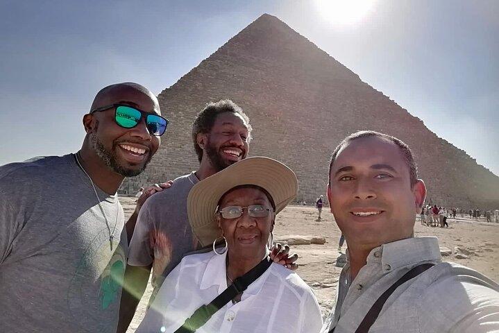 Top Rated Giza pyramids Tour and Sphinx from Cairo/Giza hotel