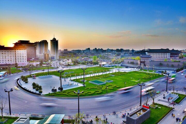 Xi'an CityWalk: Ancient City Wall, Big Wild Goose Pagoda and Muslim Quarter