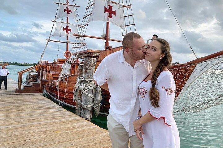 Couples Night Romantic Sunset in Lagoon & Live Music from Cancun
