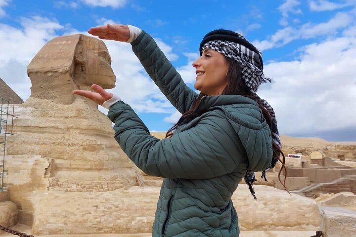 Private Half-Day Guided Tour to Giza pyramids and Sphinx with female guide