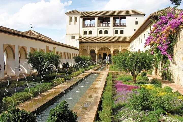 Private Tour of the Alhambra to travel back in time. NO TICKETS