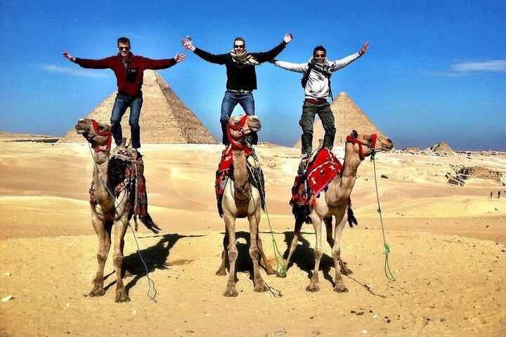 Guided Tour to the Pyramids & Khan El Khalili with Lunch