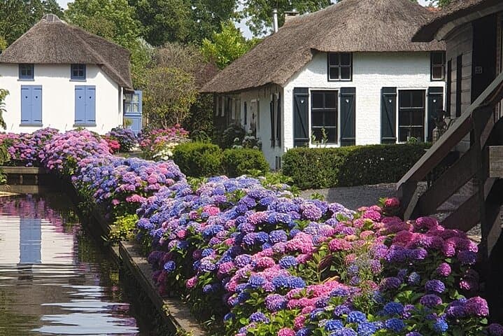 Small Group Giethoorn & Zaanse Schans w/ Pickup & Small Boat