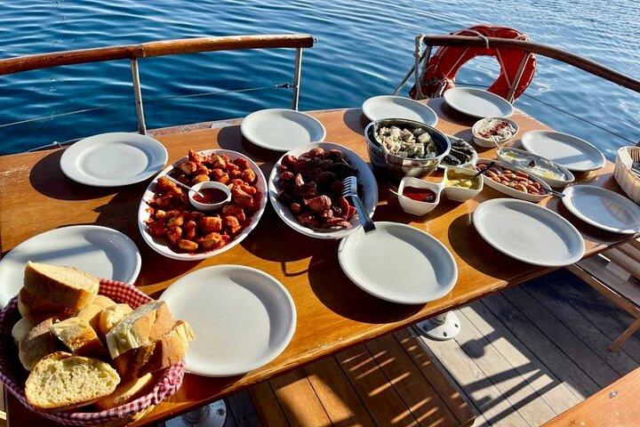 Santorini Caldera Day Traditional Cruise with Meal and Drinks