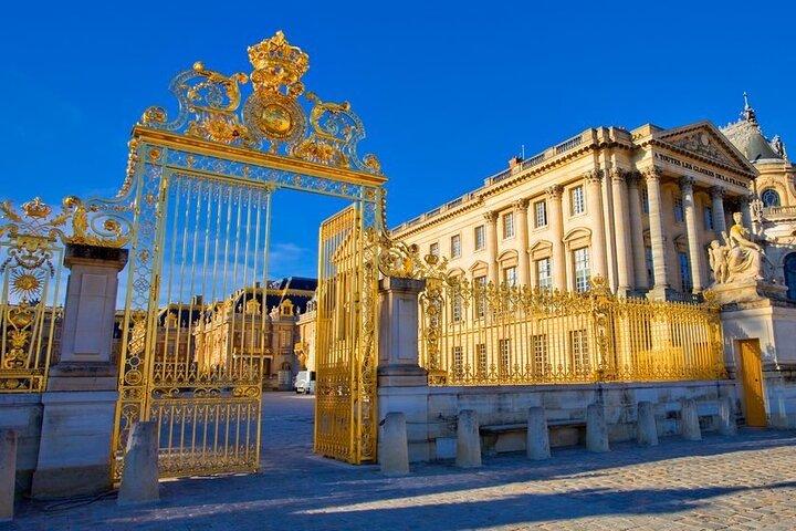 VERSAILLES CASTLE Private Round-Trip Transfer from Paris in Van