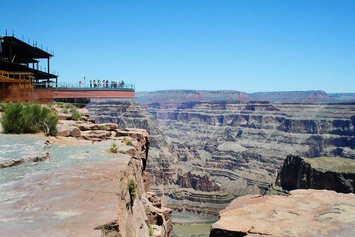 Audio Driving Tour: Grand Canyon West, Hoover Dam Red Rock Canyon