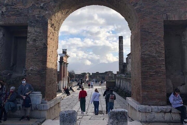 Private transfer from Napoli to Sorrento with stopover in Pompeii ruins