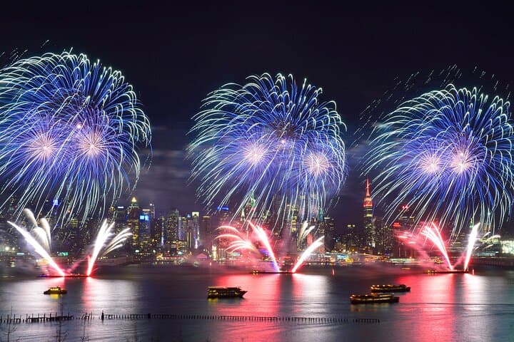 Circle Line: 4th of July All-Inclusive Fireworks Cruise