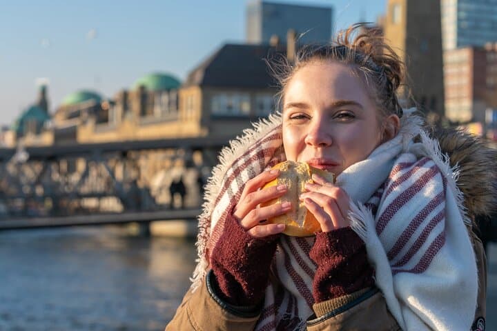 Wine and Food Tasting Tour in Hamburg Old Town