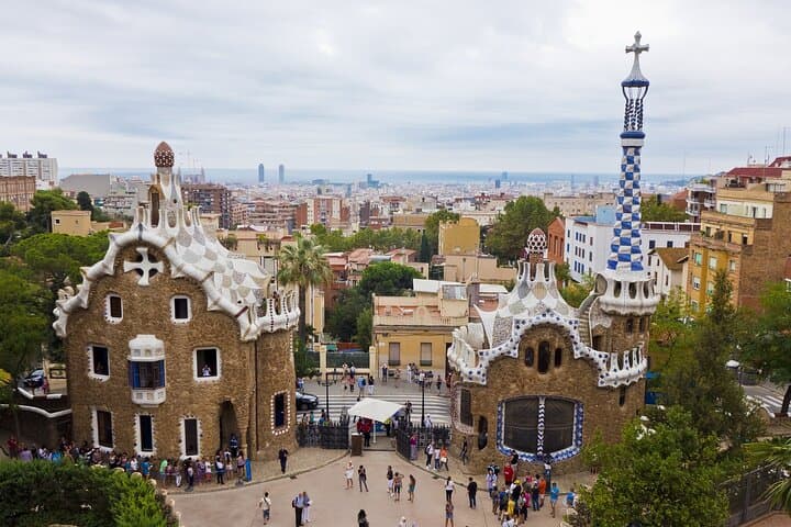Barcelona: Park Güell Guided Tour & Tickets with Fast-Track Entry