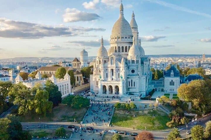 Private tour of various Monuments in Paris