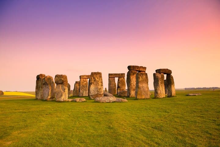 Stonehenge Special Access Guided Evening Tour from London