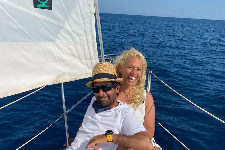 Sailing experience on a 4-hour sailboat in Girona
