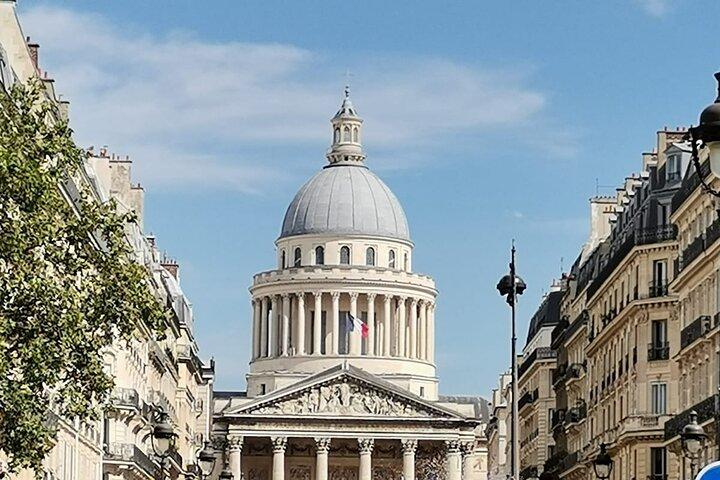 Private car with a driver in Paris 4-6 persons