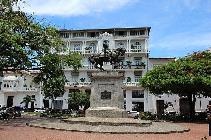 Walking tour through the Hidden treasures and gems of Casco Viejo