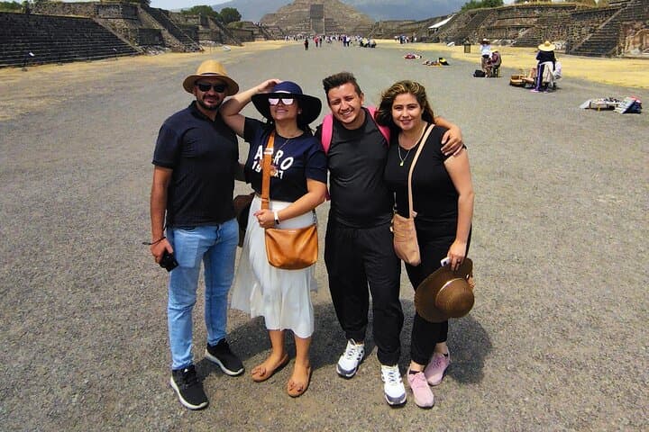 Balloon flight experience to Teotihuacan Pyramids