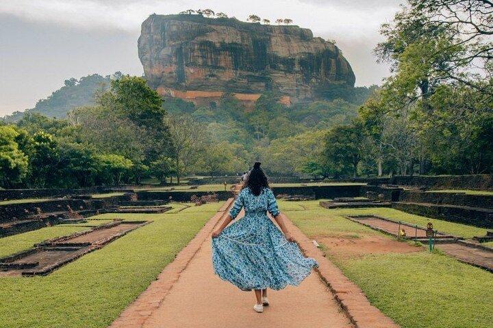 Colombo to Kandy Shuttle with Dambulla Sightseeing Tour