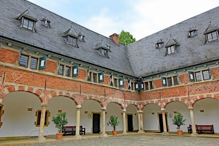 Reinbek Castle and Ahrensburg Palace Trip by Car from Hamburg