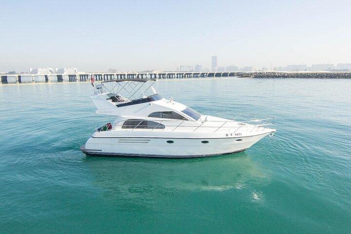 Dubai Yacht Tour – Private Luxury Yacht Charter from Dubai Marina