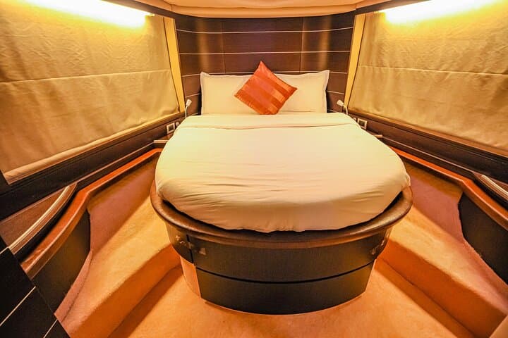Private 68ft Azimut Yacht Cruise