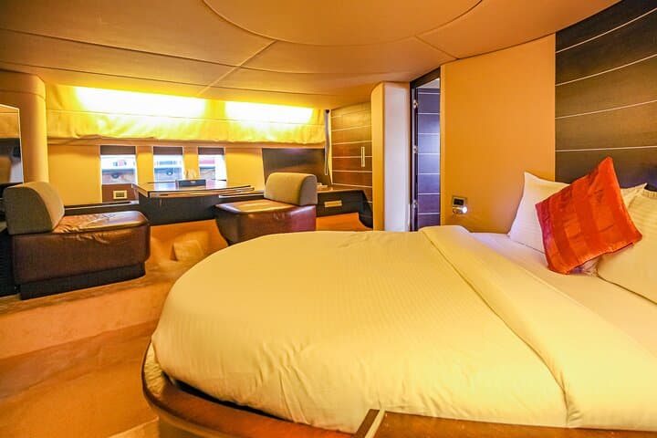 Private 68ft Azimut Yacht Cruise