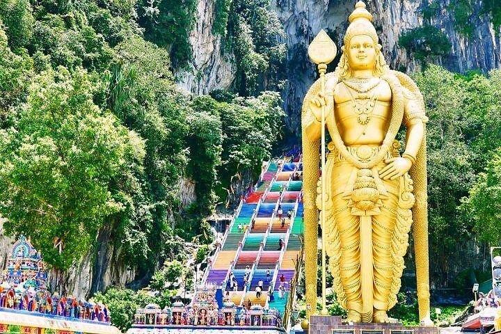 Private day tour: Indonesia & Malaysia Kuala Lumpur (2 countries) from Singapore