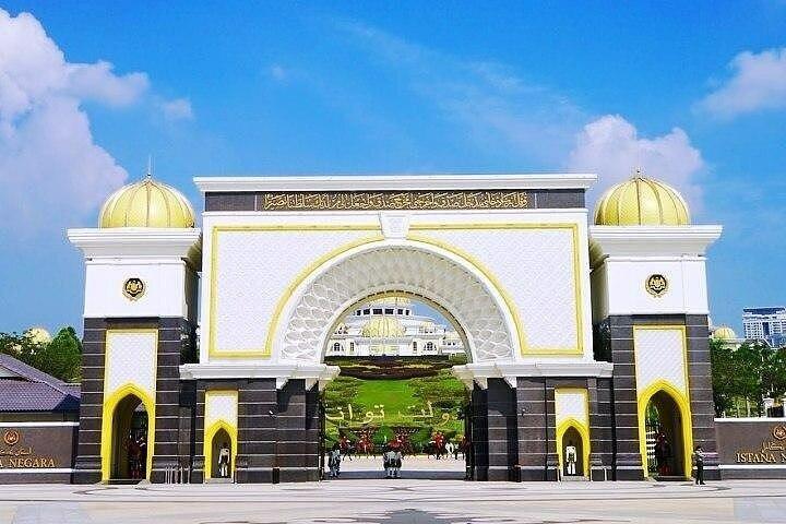 Private day tour: Indonesia & Malaysia Kuala Lumpur (2 countries) from Singapore
