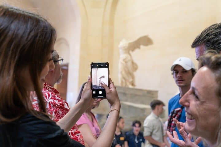 Paris Louvre Museum: Small Group Guided Highlights Tour