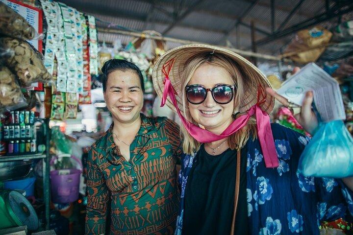 Saigon Night Bites on Foot: Local Vendors, Stories & Sweet Finish