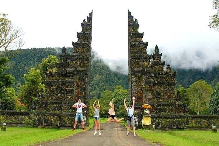 Bali Private Tour: Ulun danu Temple, Iconic Handara Gate & Tanah lot sunset.