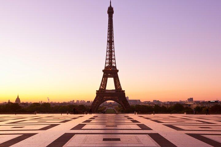 Private Transfer from Paris to Charles de Gaule Airport for 1-3 persons