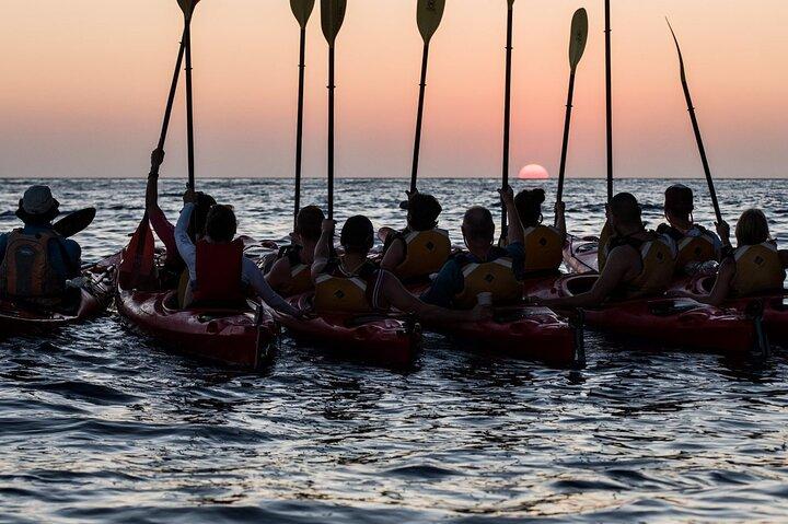 Santorini: Sunset Sea Kayak with Light Dinner with Pick-up Option