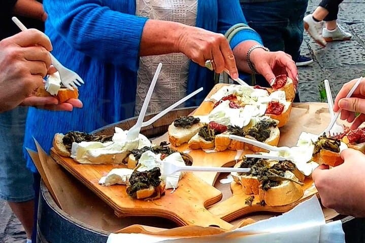Eating Naples Street Food Tour with Guided Tasting and Sightseeing