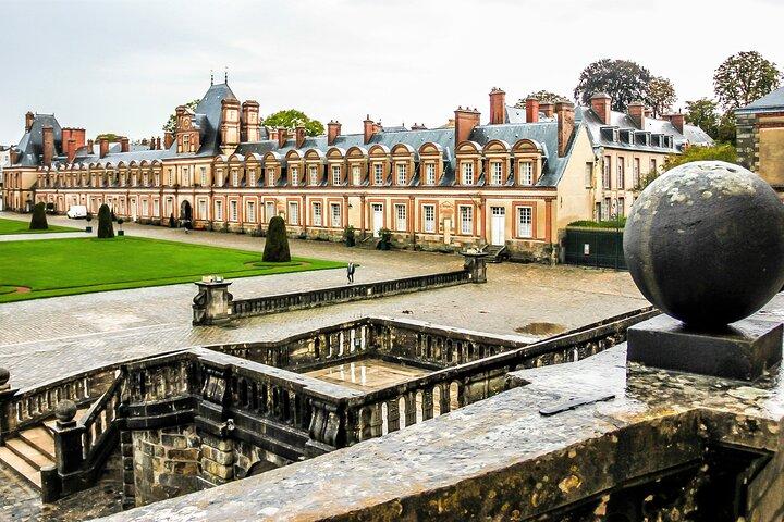 Skip-the-line Château de Fontainebleau from Paris by Car