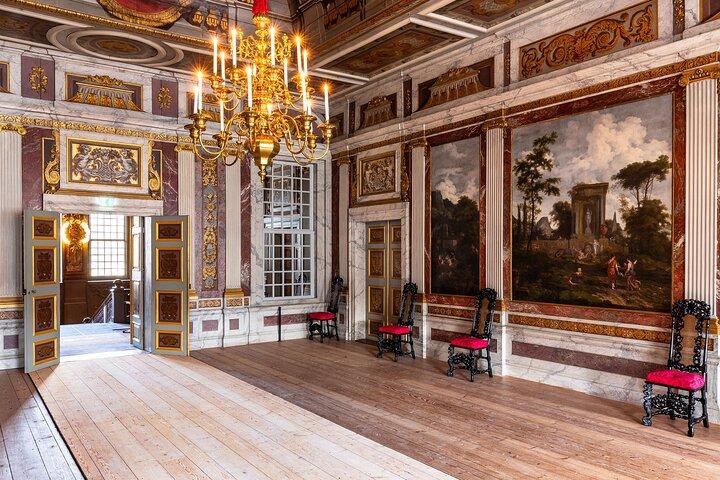 Historic Royal Tour exploring Palaces and Castles - Private tour