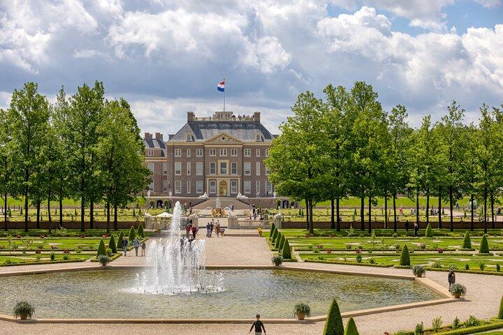 Historic Royal Tour exploring Palaces and Castles - Private tour