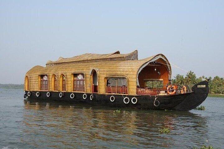 3 Nights Private Deluxe Tour- Cochin/Munnar/Houseboat/Cochin
