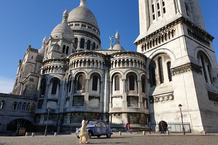 Discovery of Montmartre in a 2CV - 45 min