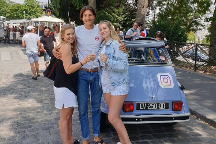 Discovery of Montmartre in a 2CV - 45 min