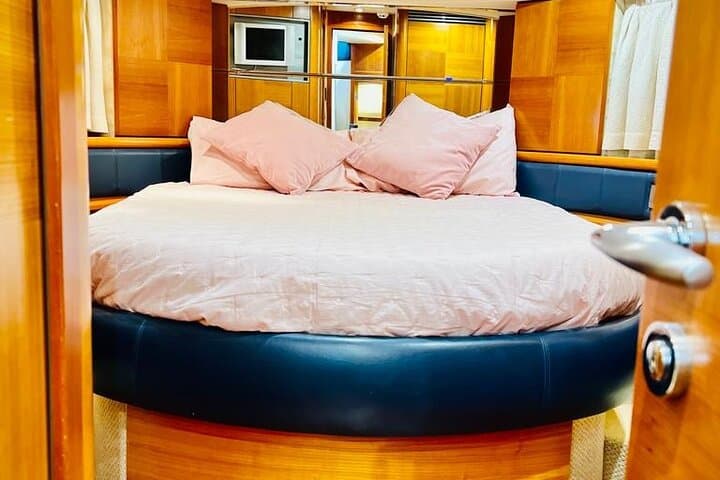 Private Luxury Yacht Tour From Dubai Marina