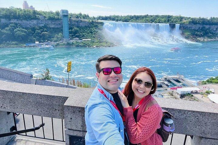 Niagara Falls Private Day Tour with Boat Ride, Helicopter & Lunch