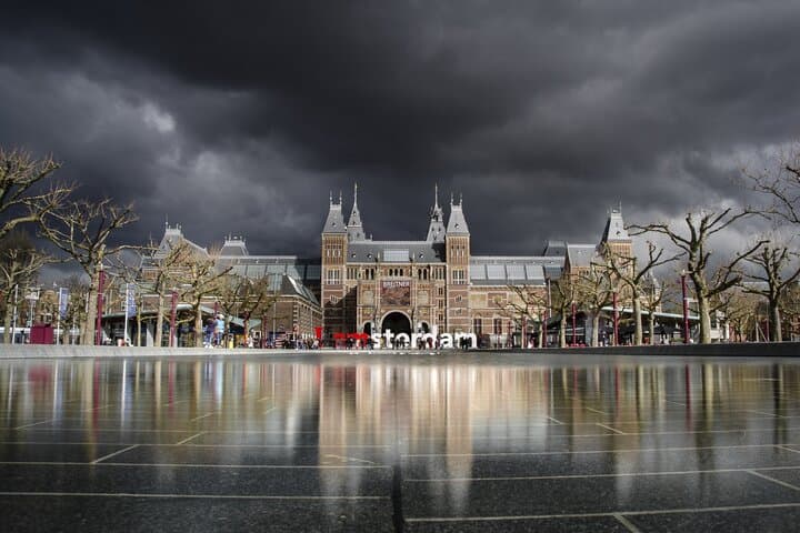 Amsterdam Scavenger Hunt & Highlights Self-Guided Walking Tour
