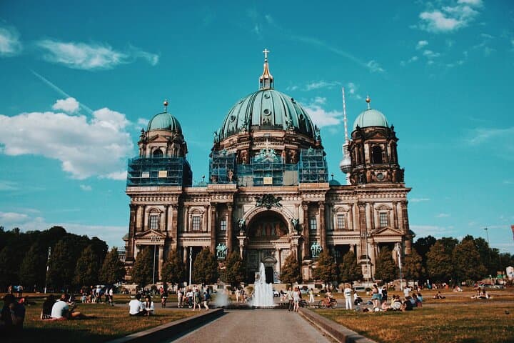 Berlin Scavenger Hunt & Highlights Self-Guided Walking Tour