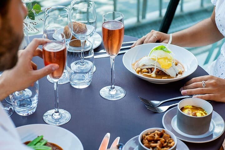 Early evening Dinner Cruise with drinks by Bateaux Parisiens