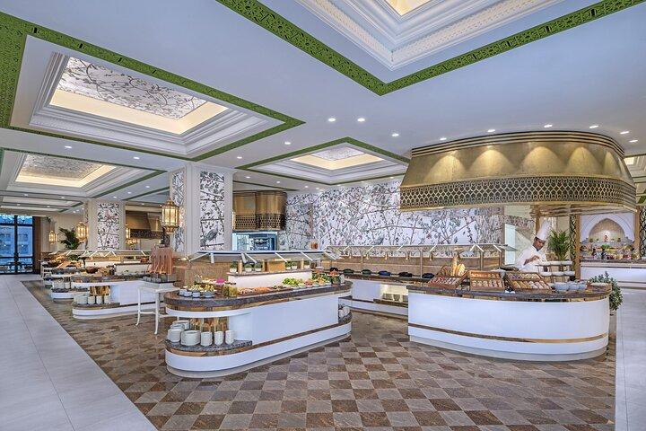 Abu Dhabi Private City Tour with Dining at Emirates Palace