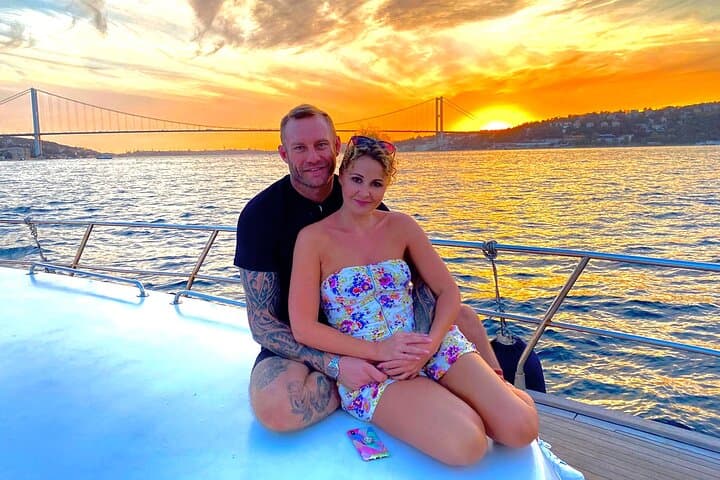 Bosphorus Sunset Yacht Cruise with Snacks and Live Guide