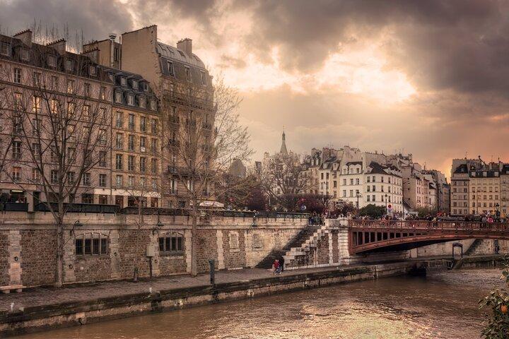 Paris WWII: Occupation & Liberation Exploration Game and Tour