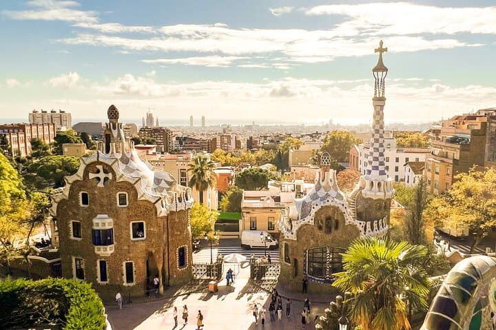 Barcelona: Private Sagrada Familia & Park Guell tour with Pickup