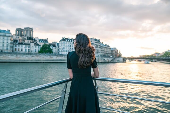 Bateaux Mouches® Sightseeing Cruise in Paris with Champagne