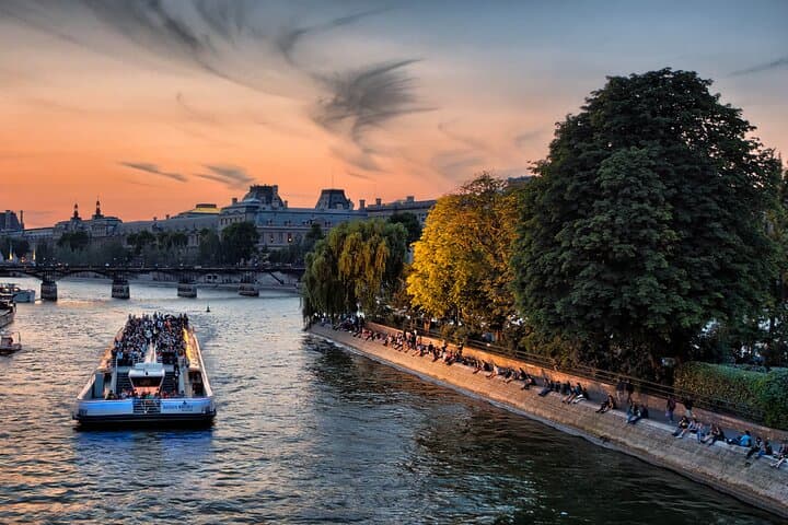 Bateaux Mouches® Sightseeing Cruise in Paris with Champagne